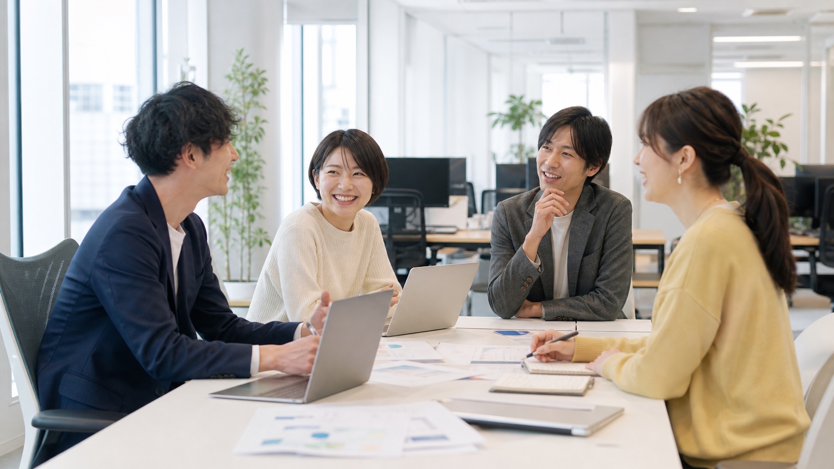 現場で業務の流れを確認する打ち合わせの様子